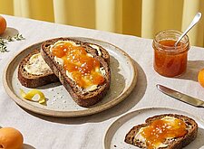 Image of Butterbrot mit Marillenmarmelade