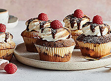 Image of Schoko und Vanille Muffins mit Himbeeren