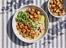 Image of Currywurst Bowl mit Kartoffel Crunch