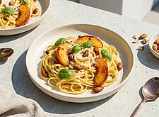 Image of Sommerpasta mit Pfirsich und Ei