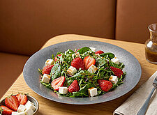 Image of Salat mit Erdbeeren und Schafskäse