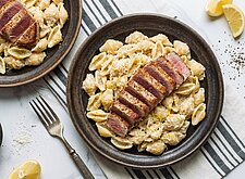 Image of Gorgonzola-Zitronen-Pasta mit gebratenem Thunfisch