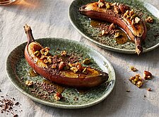 Image of Rote gebackene Bananen mit Nusskrokant und Honig