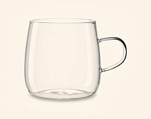 Eine durchsichtige Glaskaffeetasse mit einem Henkel. Die Tasse hat eine runde, geschwungene Form und ist einfach gestaltet. Es sind keine weiteren Details oder Dekorationen sichtbar.