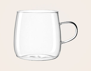 Eine durchsichtige Glaskaffeetasse mit einem Henkel. Die Tasse hat eine runde, geschwungene Form und ist einfach gestaltet. Es sind keine weiteren Details oder Dekorationen sichtbar.