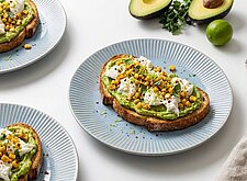 Image of Burrata Toast mit Mais und Avocado