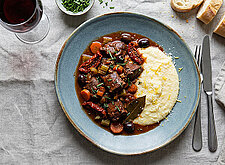 Image of Mediterranes Hirschgulasch mit Polenta