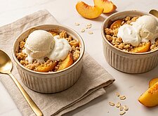 Image of Pfirisch Crumble mit Vanilleeis und Joghurt