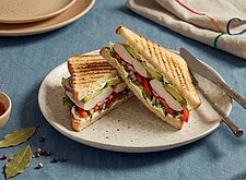 Image of Sandwich mit pochiertem Hähnchen und Avocado