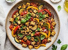 Image of Tofupfanne mit buntem Gemüse