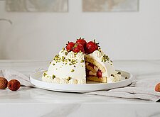 Image of Biskuitkuppel mit Erdbeeren