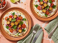 Image of Tofu Flatbread mit Radieschen und Tomatensalsa