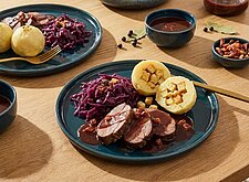 Image of Wildschweinbraten mit Knödel und Rotkraut