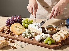 Image of Käse Board mit Nüssen und Trauben