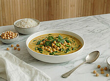 Image of One Pot Curry mit Kichererbsen und Spinat
