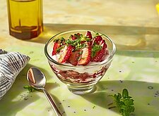 Image of Erdbeeren mit Stachelbeerschaum