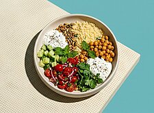 Image of Kichererbsen Couscous Bowl mit Gurke und Tomatensalsa