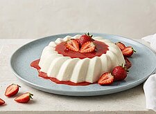 Image of Quarkring mit Erdbeersauce