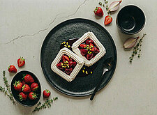 Image of Rotwein-Erdbeeren in Baiser