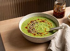 Image of Brokkoli Suppe mit Chili Öl und Kernen