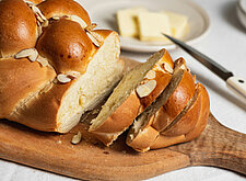 Image of Zopfbrot mit Mandelsplittern