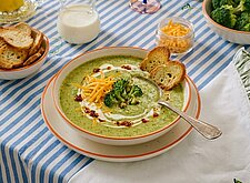 Image of Brokkoli Cheddar Suppe mit Brotchips
