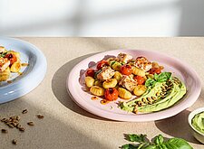 Image of Honig Gnocchi Pfanne mit Lachs, Tomaten und Avocado