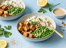 Image of Rice Bowl mit Tofu und Erbsen