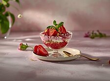 Image of Sauerrahmcreme mit Erdbeerpüree