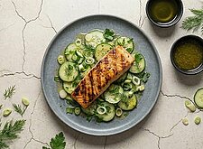 Image of Lachs vom Grill mit Gurkensalat