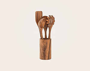 Über einem hellen Hintergrund steht ein zylindrischer Halter aus Holz, der mehrere Holzutensilien enthält. Dazu gehören ein Spatel, ein Löffel und ein Rührer. Alle Utensilien sind aus edlem Holz gefertigt und verleihen eine rustikale, warme Ausstrahlung.