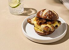 Image of Bratwurst Burger im Laugen Bun