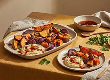 Image of Süßkartoffel Tray mit Hummus und Chili Öl