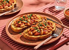 Image of Würzige Tomatenbohnen auf Sauerteigbrot
