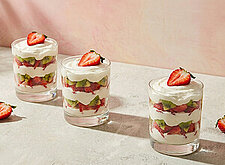 Image of Sahnecreme mit Erdbeeren und Kiwi