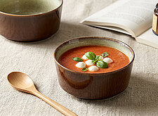 Image of Gazpacho mit Mozzarella und Basilikum