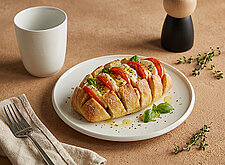 Image of Gefächertes Ciabatta mit Tomaten und Mozzarella
