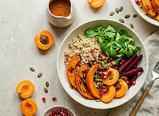 Image of Herbst Bowl mit gebackenem Kürbis und Aprikosen