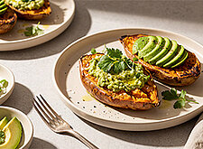 Image of Süßkartoffel aus dem Ofen mit Avocado