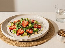 Image of Erdbeer-Avocado-Salat mit Rucola