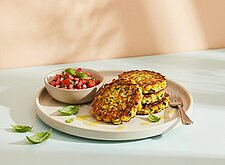 Image of Zucchini Mais Puffer mit Tomaten Salsa