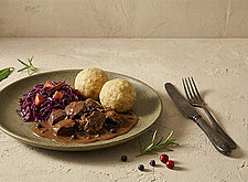 Image of Wildragout mit Rotkraut und Riebelknödel