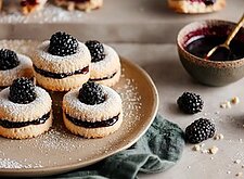Image of Cookies mit Brombeer Lorbeer Marmelade