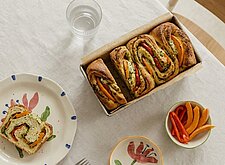 Image of Faltenbrot mit zweierlei Gemüseaufstrich