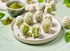 Image of Vegane Matcha Energy Balls mit Datteln und Kokos
