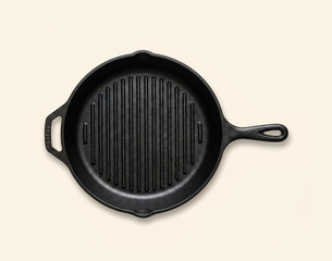 Draufsicht auf eine runde gusseiserne Grillpfanne mit parallel verlaufenden Rillen, langem Griff und kleinem Helfergriff.