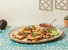 Image of Mini Quesadillas mit Käse und Salsa