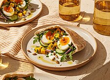 Image of Pita mit Ei und Mango Salsa