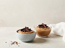 Image of Nougat-Mousse mit Schokospänen