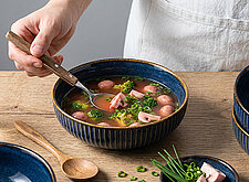 Image of Klare Suppe mit Tomaten
